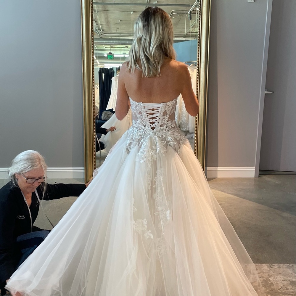Galia Lahav
Almaz (customized gown)
Size 2 - Picture 6 of 10